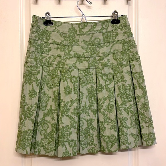 Kenzie Light Green Pleated Skirt Size 6 - Picture 2 of 7